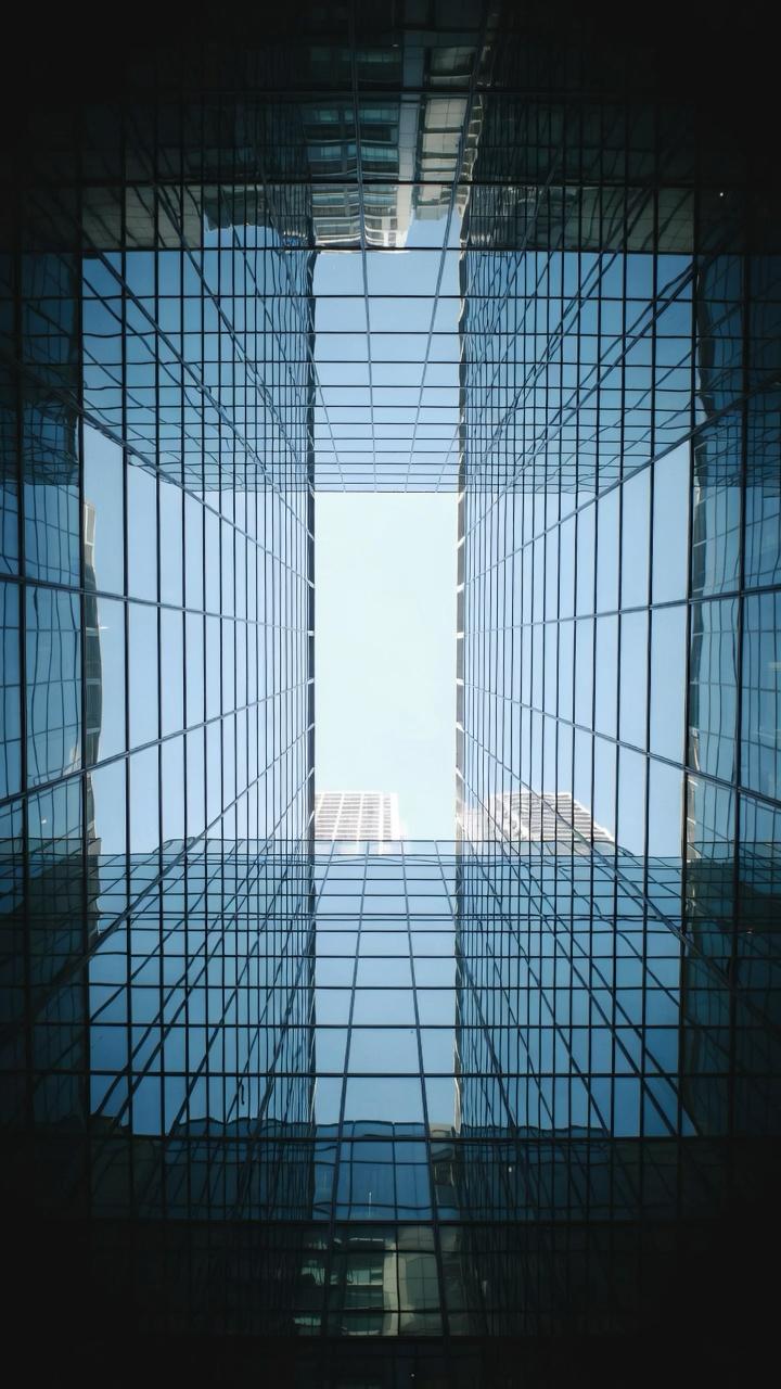 Fachada comercial de vidrio